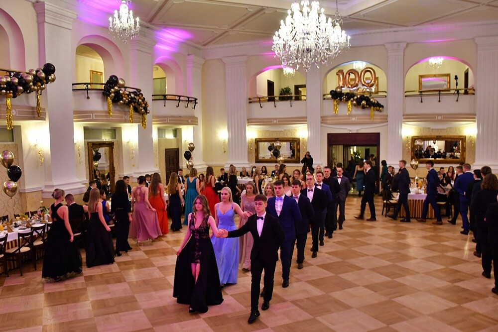 Tegoroczni maturzyści I Liceum Ogólnokształcące im. Adama Mickiewicza bawili się na studniówce w Adrii w Rudzie. Zabawa do rana tradycyjnie rozpoczęła się polonezem. 

fot. Jacek Knapik