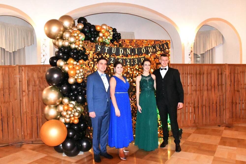 Tegoroczni maturzyści I Liceum Ogólnokształcące im. Adama Mickiewicza bawili się na studniówce w Adrii w Rudzie. Zabawa do rana tradycyjnie rozpoczęła się polonezem. 

fot. Jacek Knapik
