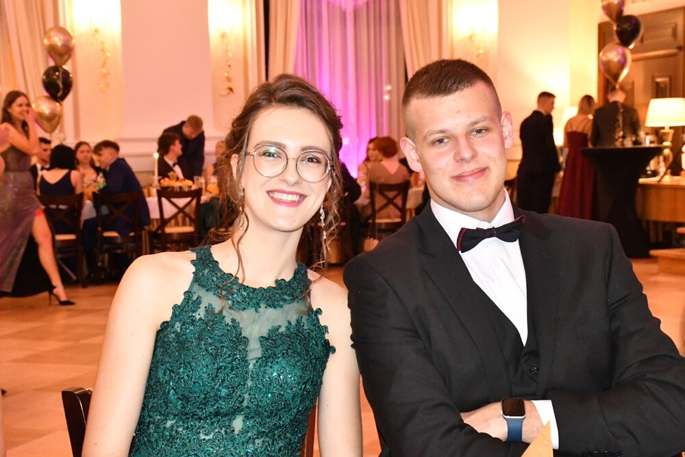 Tegoroczni maturzyści I Liceum Ogólnokształcące im. Adama Mickiewicza bawili się na studniówce w Adrii w Rudzie. Zabawa do rana tradycyjnie rozpoczęła się polonezem. 

fot. Jacek Knapik