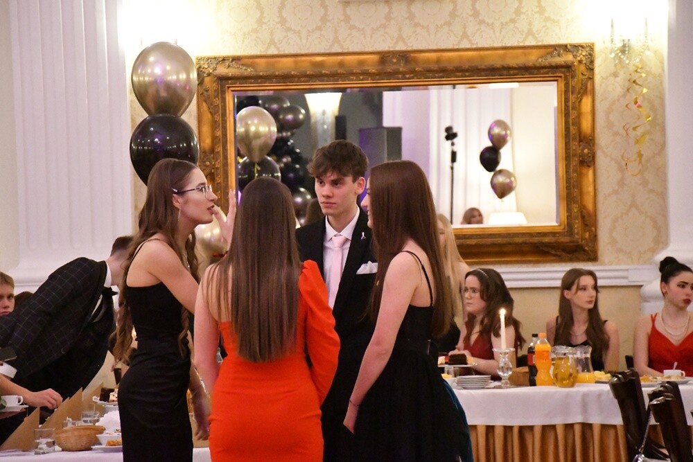 Tegoroczni maturzyści I Liceum Ogólnokształcące im. Adama Mickiewicza bawili się na studniówce w Adrii w Rudzie. Zabawa do rana tradycyjnie rozpoczęła się polonezem. 

fot. Jacek Knapik