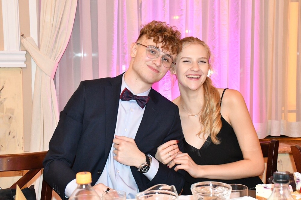 Tegoroczni maturzyści I Liceum Ogólnokształcące im. Adama Mickiewicza bawili się na studniówce w Adrii w Rudzie. Zabawa do rana tradycyjnie rozpoczęła się polonezem. 

fot. Jacek Knapik