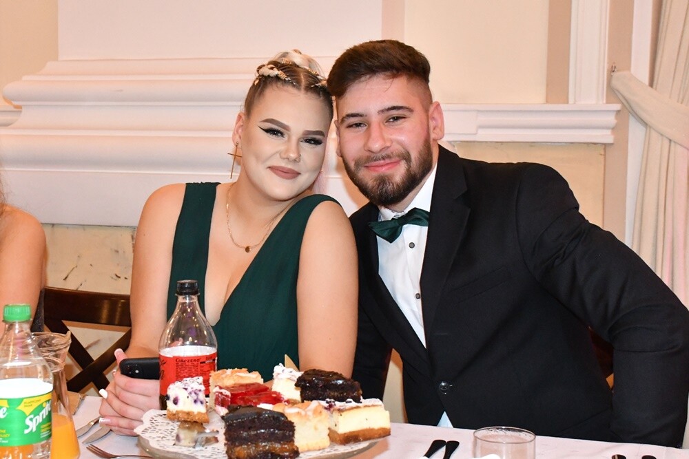 Tegoroczni maturzyści I Liceum Ogólnokształcące im. Adama Mickiewicza bawili się na studniówce w Adrii w Rudzie. Zabawa do rana tradycyjnie rozpoczęła się polonezem. 

fot. Jacek Knapik