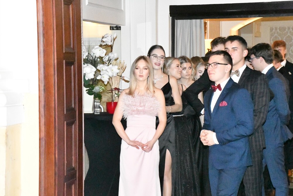 Tegoroczni maturzyści I Liceum Ogólnokształcące im. Adama Mickiewicza bawili się na studniówce w Adrii w Rudzie. Zabawa do rana tradycyjnie rozpoczęła się polonezem. 

fot. Jacek Knapik