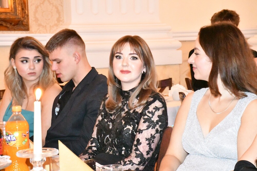 Tegoroczni maturzyści I Liceum Ogólnokształcące im. Adama Mickiewicza bawili się na studniówce w Adrii w Rudzie. Zabawa do rana tradycyjnie rozpoczęła się polonezem. 

fot. Jacek Knapik