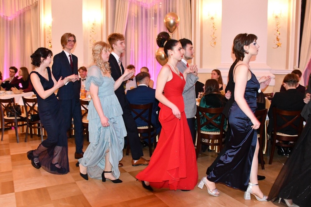 Tegoroczni maturzyści I Liceum Ogólnokształcące im. Adama Mickiewicza bawili się na studniówce w Adrii w Rudzie. Zabawa do rana tradycyjnie rozpoczęła się polonezem. 

fot. Jacek Knapik