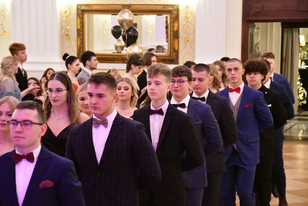 Tegoroczni maturzyści I Liceum Ogólnokształcące im. Adama Mickiewicza bawili się na studniówce w Adrii w Rudzie. Zabawa do rana tradycyjnie rozpoczęła się polonezem. 

fot. Jacek Knapik