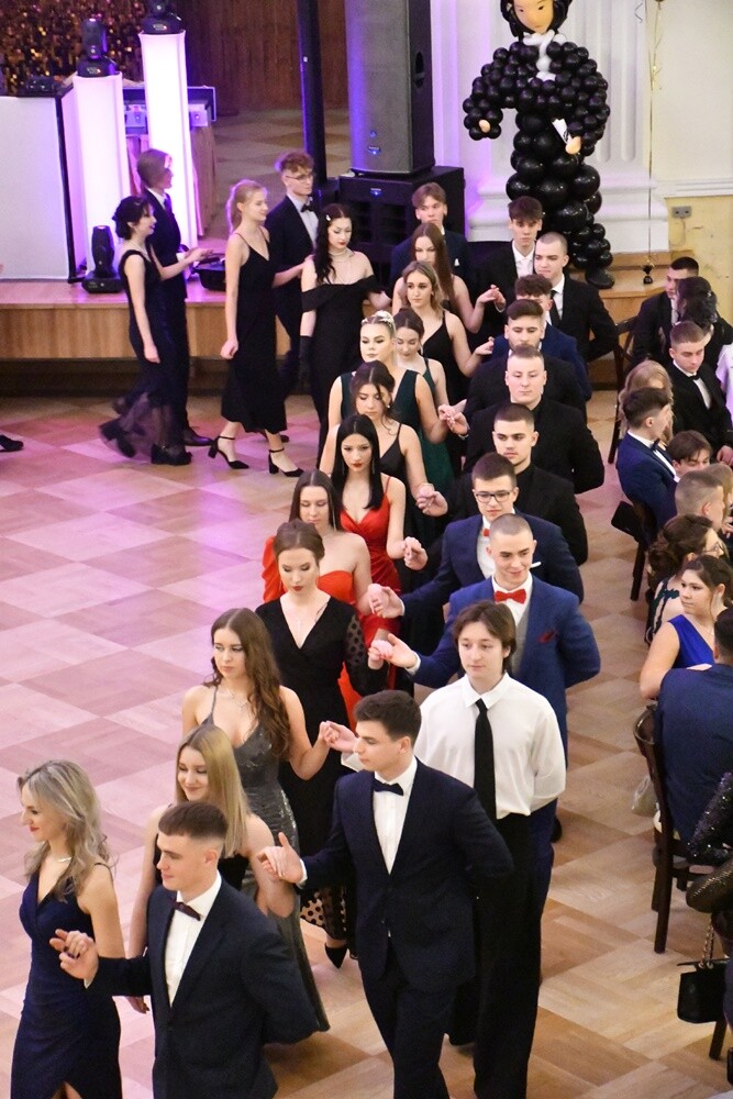 Tegoroczni maturzyści I Liceum Ogólnokształcące im. Adama Mickiewicza bawili się na studniówce w Adrii w Rudzie. Zabawa do rana tradycyjnie rozpoczęła się polonezem. 

fot. Jacek Knapik