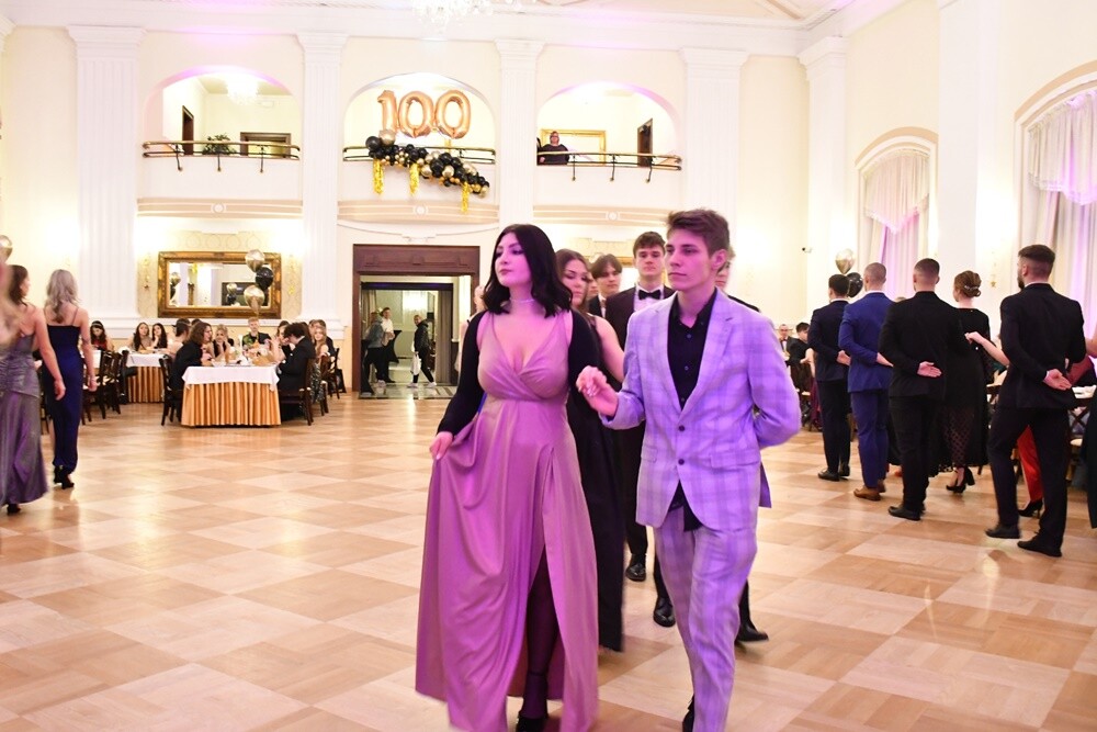 Tegoroczni maturzyści I Liceum Ogólnokształcące im. Adama Mickiewicza bawili się na studniówce w Adrii w Rudzie. Zabawa do rana tradycyjnie rozpoczęła się polonezem. 

fot. Jacek Knapik