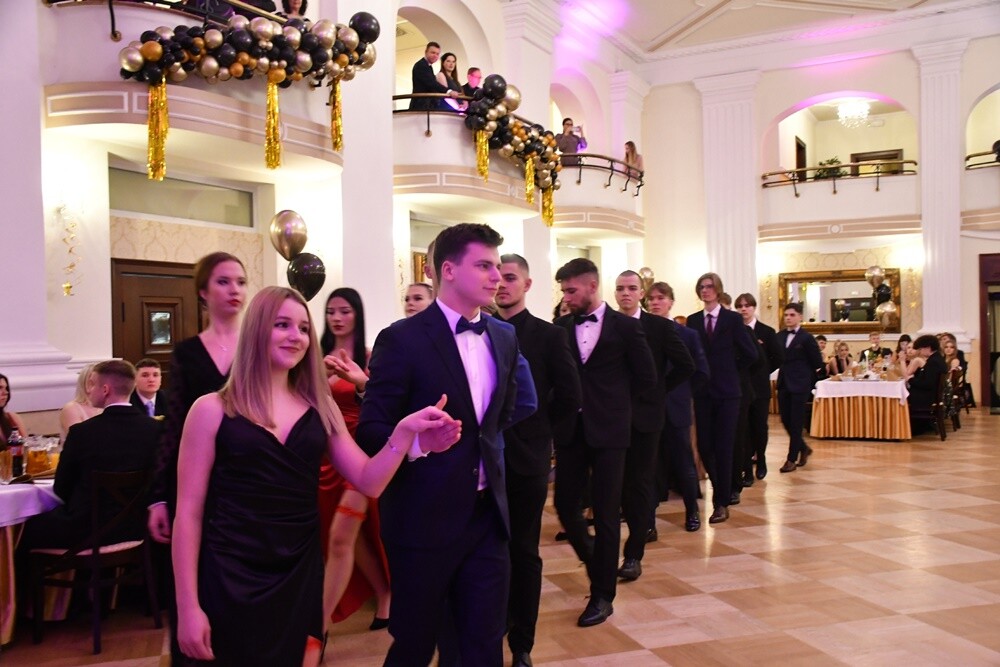 Tegoroczni maturzyści I Liceum Ogólnokształcące im. Adama Mickiewicza bawili się na studniówce w Adrii w Rudzie. Zabawa do rana tradycyjnie rozpoczęła się polonezem. 

fot. Jacek Knapik