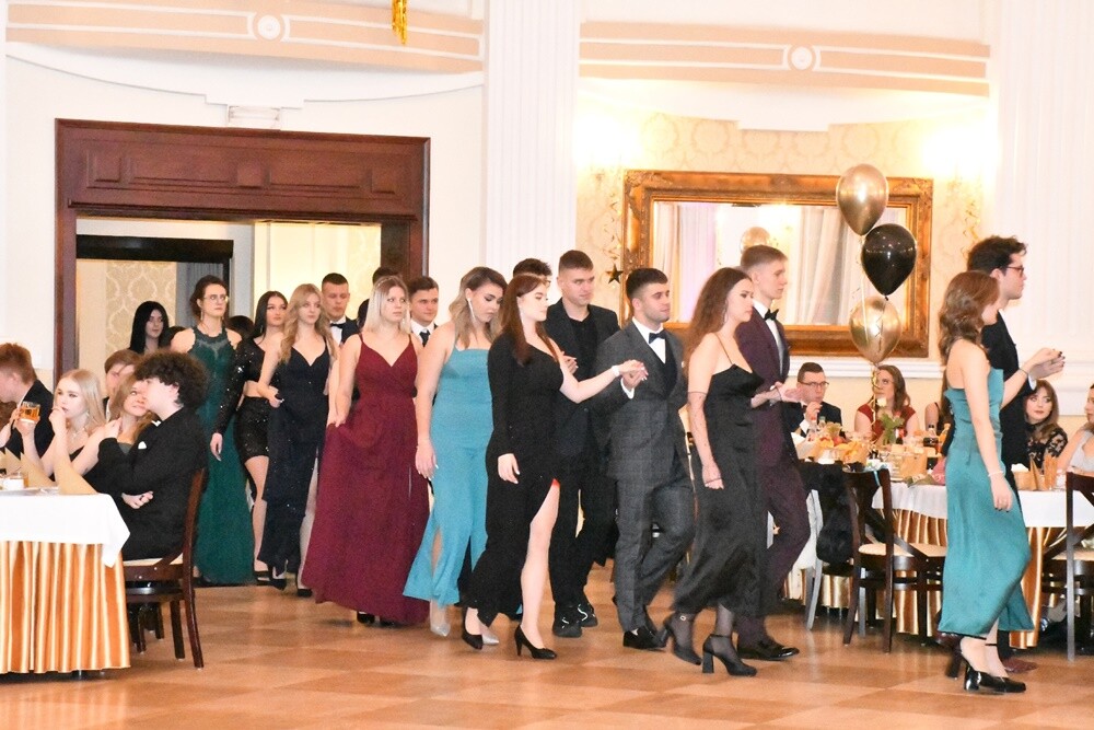 Tegoroczni maturzyści I Liceum Ogólnokształcące im. Adama Mickiewicza bawili się na studniówce w Adrii w Rudzie. Zabawa do rana tradycyjnie rozpoczęła się polonezem. 

fot. Jacek Knapik