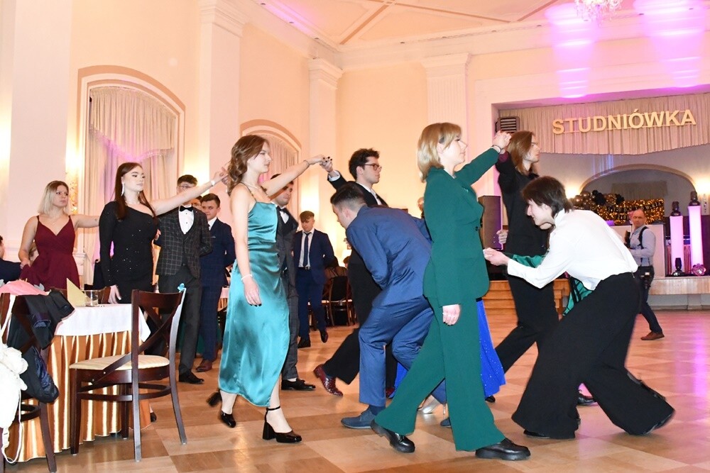 Tegoroczni maturzyści I Liceum Ogólnokształcące im. Adama Mickiewicza bawili się na studniówce w Adrii w Rudzie. Zabawa do rana tradycyjnie rozpoczęła się polonezem. 

fot. Jacek Knapik