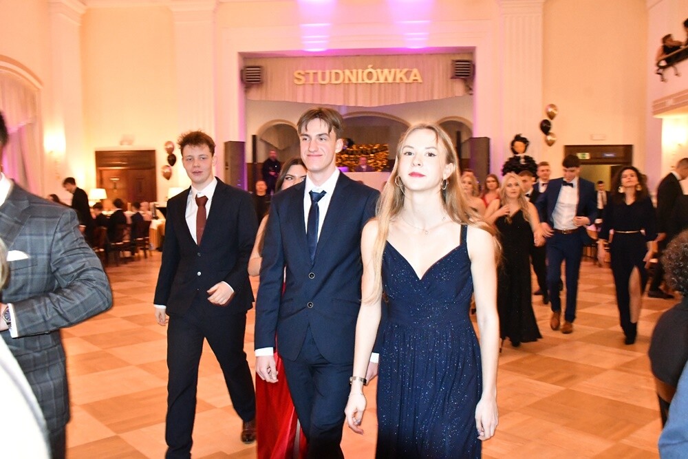 Tegoroczni maturzyści I Liceum Ogólnokształcące im. Adama Mickiewicza bawili się na studniówce w Adrii w Rudzie. Zabawa do rana tradycyjnie rozpoczęła się polonezem. 

fot. Jacek Knapik