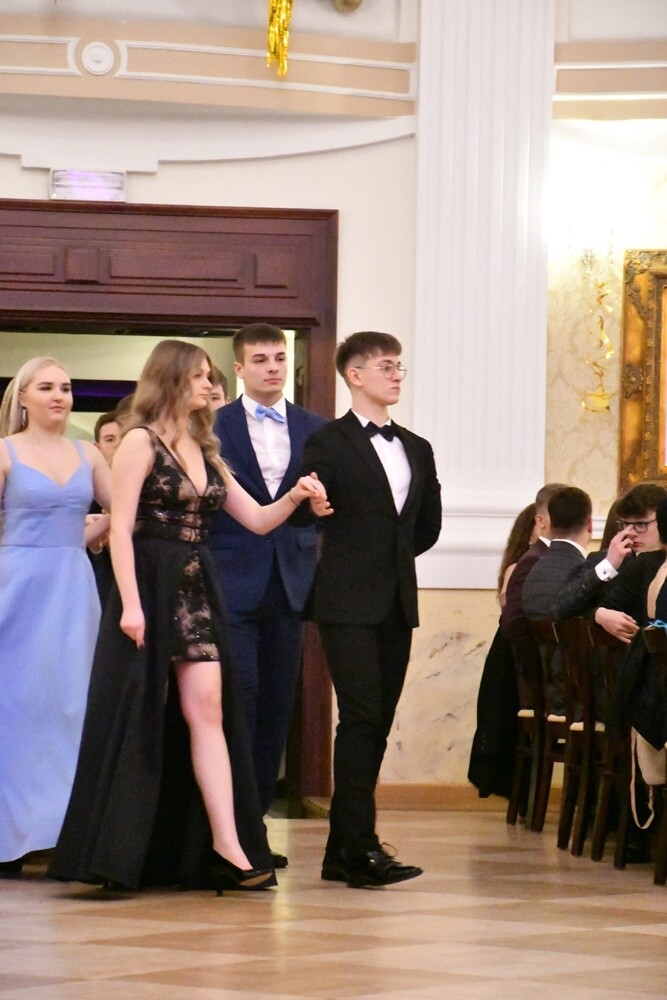 Tegoroczni maturzyści I Liceum Ogólnokształcące im. Adama Mickiewicza bawili się na studniówce w Adrii w Rudzie. Zabawa do rana tradycyjnie rozpoczęła się polonezem. 

fot. Jacek Knapik