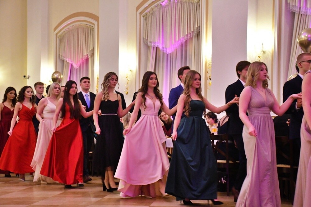 Tegoroczni maturzyści I Liceum Ogólnokształcące im. Adama Mickiewicza bawili się na studniówce w Adrii w Rudzie. Zabawa do rana tradycyjnie rozpoczęła się polonezem. 

fot. Jacek Knapik