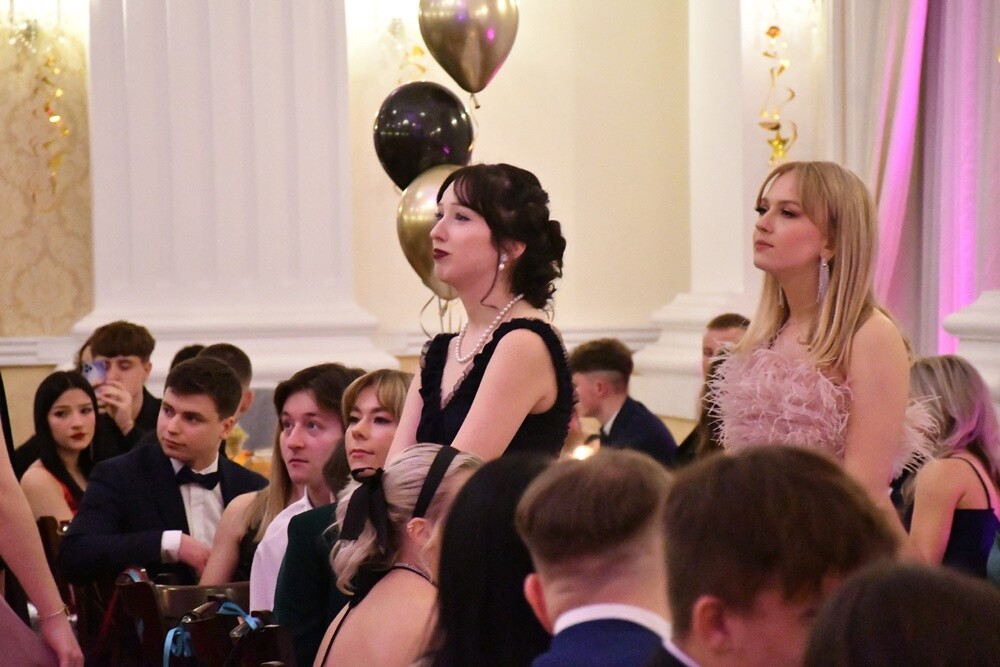 Tegoroczni maturzyści I Liceum Ogólnokształcące im. Adama Mickiewicza bawili się na studniówce w Adrii w Rudzie. Zabawa do rana tradycyjnie rozpoczęła się polonezem. 

fot. Jacek Knapik