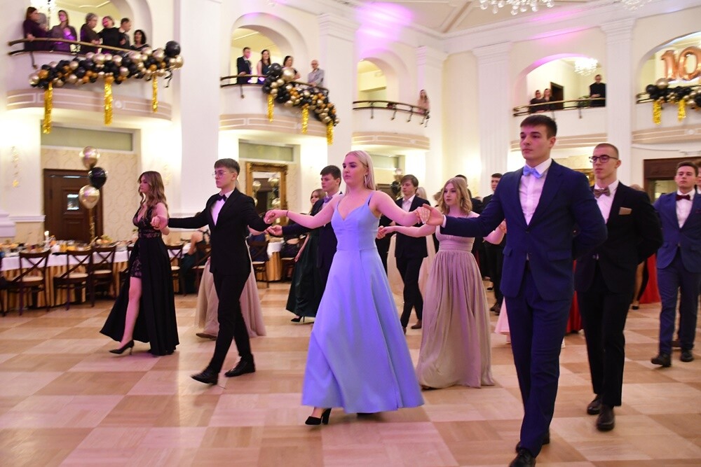 Tegoroczni maturzyści I Liceum Ogólnokształcące im. Adama Mickiewicza bawili się na studniówce w Adrii w Rudzie. Zabawa do rana tradycyjnie rozpoczęła się polonezem. 

fot. Jacek Knapik