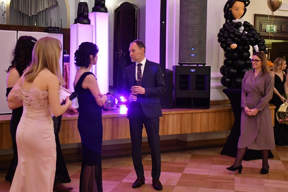 Tegoroczni maturzyści I Liceum Ogólnokształcące im. Adama Mickiewicza bawili się na studniówce w Adrii w Rudzie. Zabawa do rana tradycyjnie rozpoczęła się polonezem. 

fot. Jacek Knapik