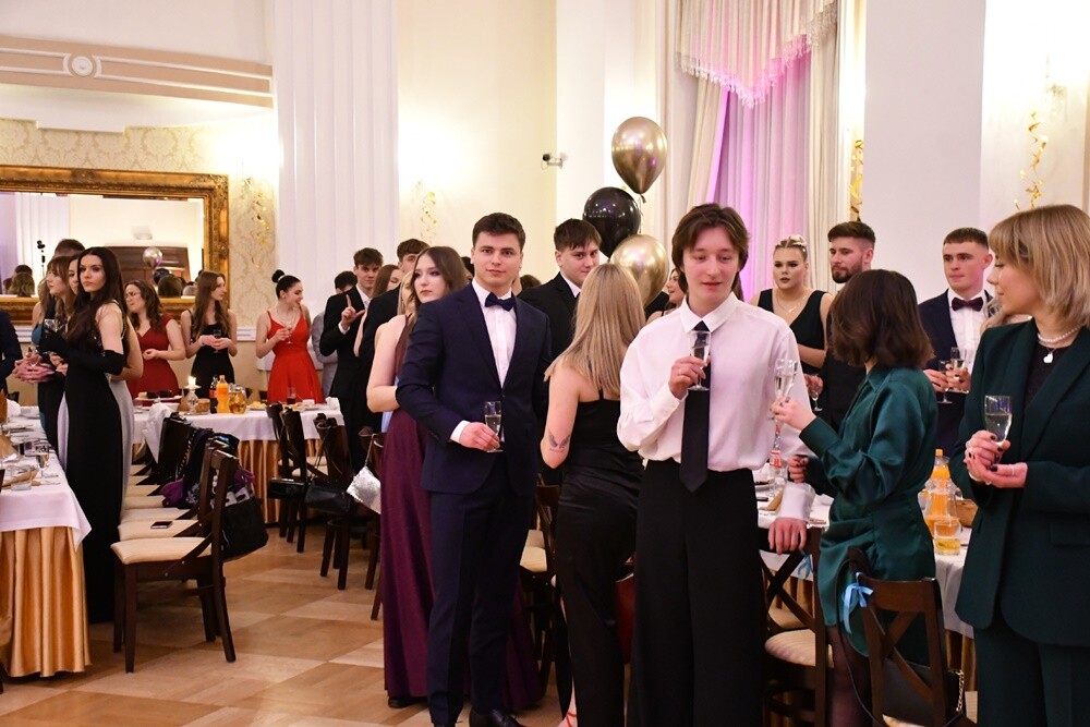 Tegoroczni maturzyści I Liceum Ogólnokształcące im. Adama Mickiewicza bawili się na studniówce w Adrii w Rudzie. Zabawa do rana tradycyjnie rozpoczęła się polonezem. 

fot. Jacek Knapik