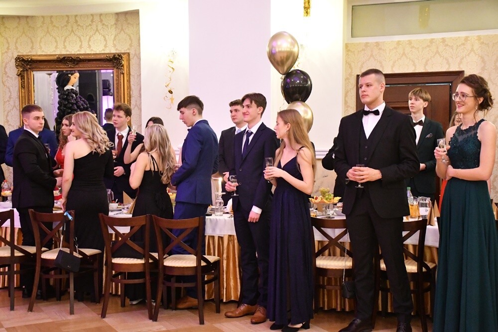 Tegoroczni maturzyści I Liceum Ogólnokształcące im. Adama Mickiewicza bawili się na studniówce w Adrii w Rudzie. Zabawa do rana tradycyjnie rozpoczęła się polonezem. 

fot. Jacek Knapik