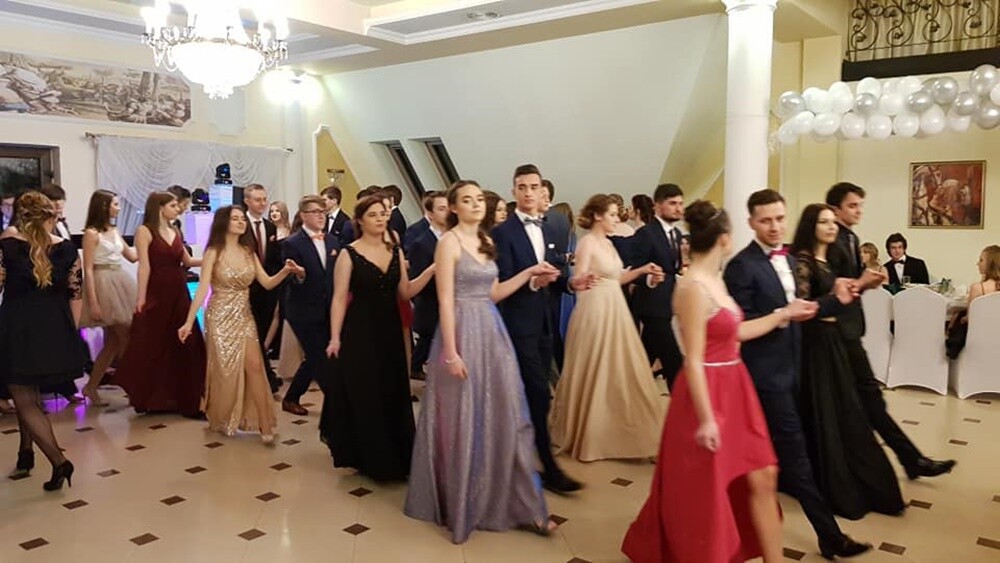 W ubiegły piątek podczas studniówki uczniów z III LO im. św Jana Pawła II w restauracji "Biały Dom" wszystko dopięte było na ostatni guzik.