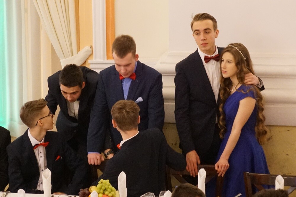 Wczoraj w restauracji "Adria" odbyła się studniówka II Liceum Ogólnokształcącego im. Gustawa Morcinka. Symboliczne sto dni przed maturą młodzi rudzianie, zgodnie z tradycją, zatańczyli poloneza, podziękowali swoim nauczycielom, a później przez wiele godzin szaleli na parkiecie.