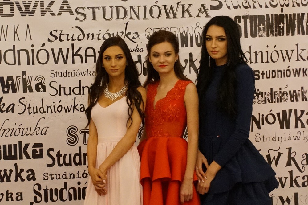 Wczoraj w restauracji "Adria" odbyła się studniówka II Liceum Ogólnokształcącego im. Gustawa Morcinka. Symboliczne sto dni przed maturą młodzi rudzianie, zgodnie z tradycją, zatańczyli poloneza, podziękowali swoim nauczycielom, a później przez wiele godzin szaleli na parkiecie.