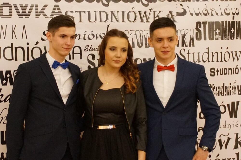 Wczoraj w restauracji "Adria" odbyła się studniówka II Liceum Ogólnokształcącego im. Gustawa Morcinka. Symboliczne sto dni przed maturą młodzi rudzianie, zgodnie z tradycją, zatańczyli poloneza, podziękowali swoim nauczycielom, a później przez wiele godzin szaleli na parkiecie.