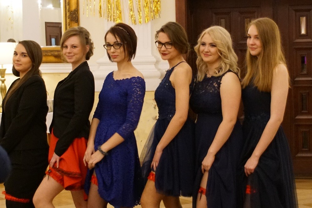 Wczoraj w restauracji "Adria" odbyła się studniówka II Liceum Ogólnokształcącego im. Gustawa Morcinka. Symboliczne sto dni przed maturą młodzi rudzianie, zgodnie z tradycją, zatańczyli poloneza, podziękowali swoim nauczycielom, a później przez wiele godzin szaleli na parkiecie.