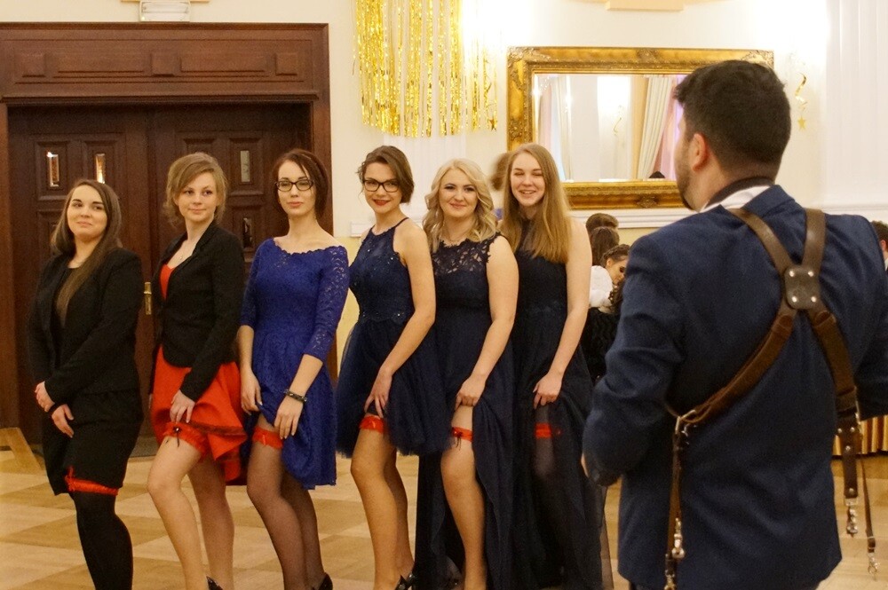 Wczoraj w restauracji "Adria" odbyła się studniówka II Liceum Ogólnokształcącego im. Gustawa Morcinka. Symboliczne sto dni przed maturą młodzi rudzianie, zgodnie z tradycją, zatańczyli poloneza, podziękowali swoim nauczycielom, a później przez wiele godzin szaleli na parkiecie.