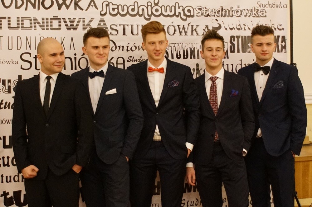 Wczoraj w restauracji "Adria" odbyła się studniówka II Liceum Ogólnokształcącego im. Gustawa Morcinka. Symboliczne sto dni przed maturą młodzi rudzianie, zgodnie z tradycją, zatańczyli poloneza, podziękowali swoim nauczycielom, a później przez wiele godzin szaleli na parkiecie.