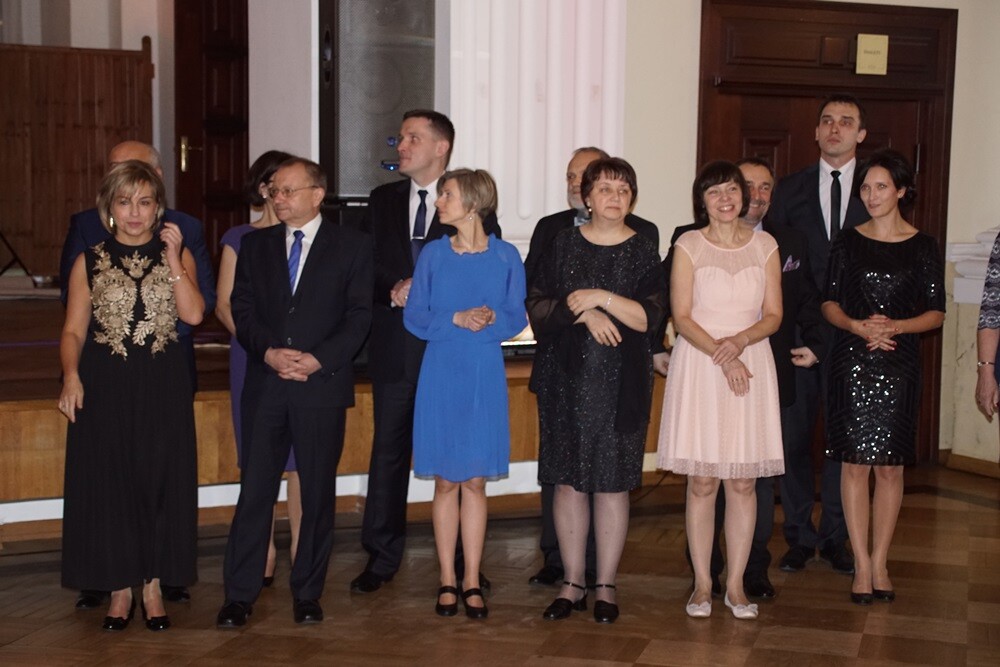 Wczoraj w restauracji "Adria" odbyła się studniówka II Liceum Ogólnokształcącego im. Gustawa Morcinka. Symboliczne sto dni przed maturą młodzi rudzianie, zgodnie z tradycją, zatańczyli poloneza, podziękowali swoim nauczycielom, a później przez wiele godzin szaleli na parkiecie.