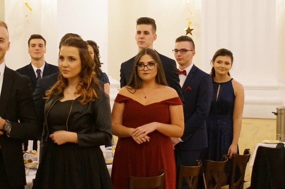 Wczoraj w restauracji "Adria" odbyła się studniówka II Liceum Ogólnokształcącego im. Gustawa Morcinka. Symboliczne sto dni przed maturą młodzi rudzianie, zgodnie z tradycją, zatańczyli poloneza, podziękowali swoim nauczycielom, a później przez wiele godzin szaleli na parkiecie.