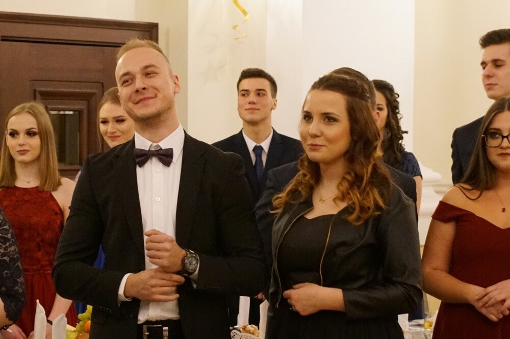 Wczoraj w restauracji "Adria" odbyła się studniówka II Liceum Ogólnokształcącego im. Gustawa Morcinka. Symboliczne sto dni przed maturą młodzi rudzianie, zgodnie z tradycją, zatańczyli poloneza, podziękowali swoim nauczycielom, a później przez wiele godzin szaleli na parkiecie.