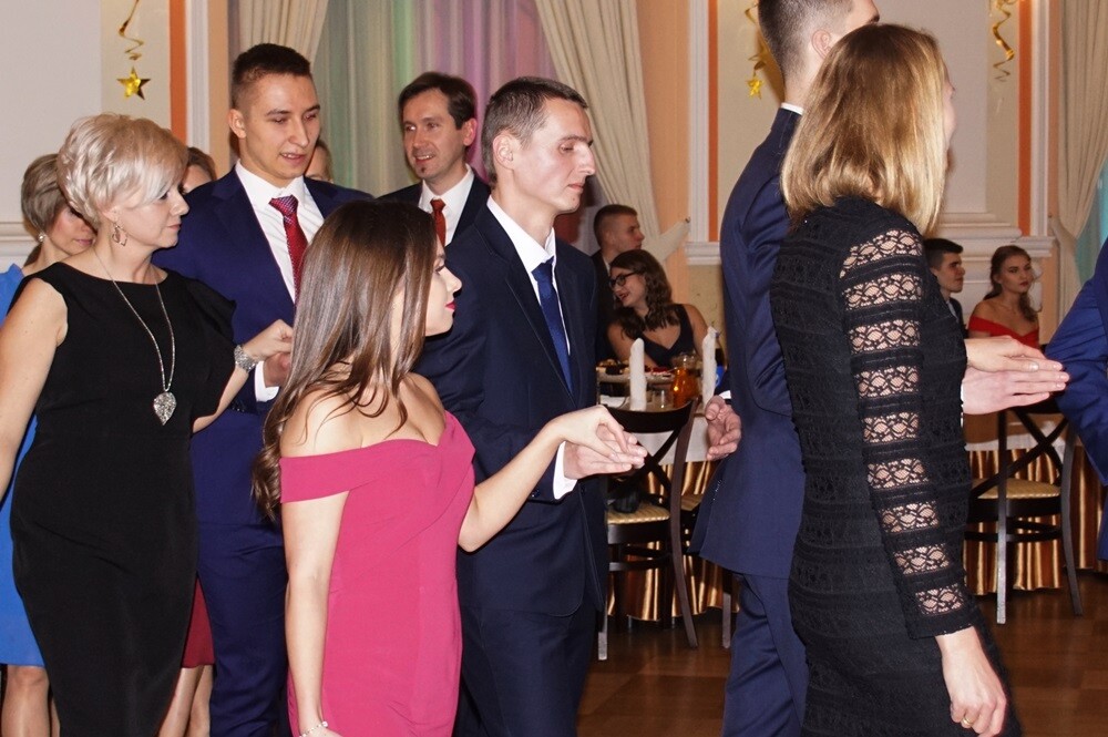 Wczoraj w restauracji "Adria" odbyła się studniówka II Liceum Ogólnokształcącego im. Gustawa Morcinka. Symboliczne sto dni przed maturą młodzi rudzianie, zgodnie z tradycją, zatańczyli poloneza, podziękowali swoim nauczycielom, a później przez wiele godzin szaleli na parkiecie.