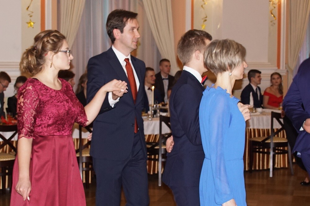 Wczoraj w restauracji "Adria" odbyła się studniówka II Liceum Ogólnokształcącego im. Gustawa Morcinka. Symboliczne sto dni przed maturą młodzi rudzianie, zgodnie z tradycją, zatańczyli poloneza, podziękowali swoim nauczycielom, a później przez wiele godzin szaleli na parkiecie.