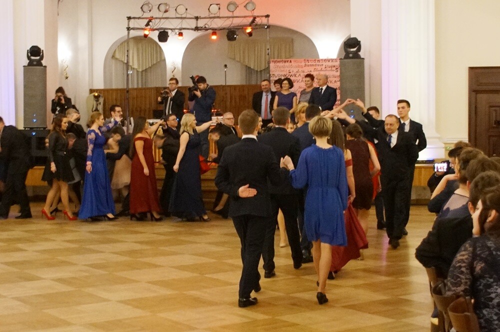 Wczoraj w restauracji "Adria" odbyła się studniówka II Liceum Ogólnokształcącego im. Gustawa Morcinka. Symboliczne sto dni przed maturą młodzi rudzianie, zgodnie z tradycją, zatańczyli poloneza, podziękowali swoim nauczycielom, a później przez wiele godzin szaleli na parkiecie.