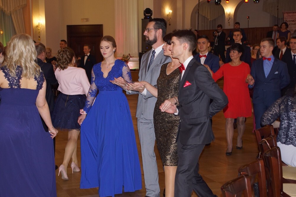 Wczoraj w restauracji "Adria" odbyła się studniówka II Liceum Ogólnokształcącego im. Gustawa Morcinka. Symboliczne sto dni przed maturą młodzi rudzianie, zgodnie z tradycją, zatańczyli poloneza, podziękowali swoim nauczycielom, a później przez wiele godzin szaleli na parkiecie.