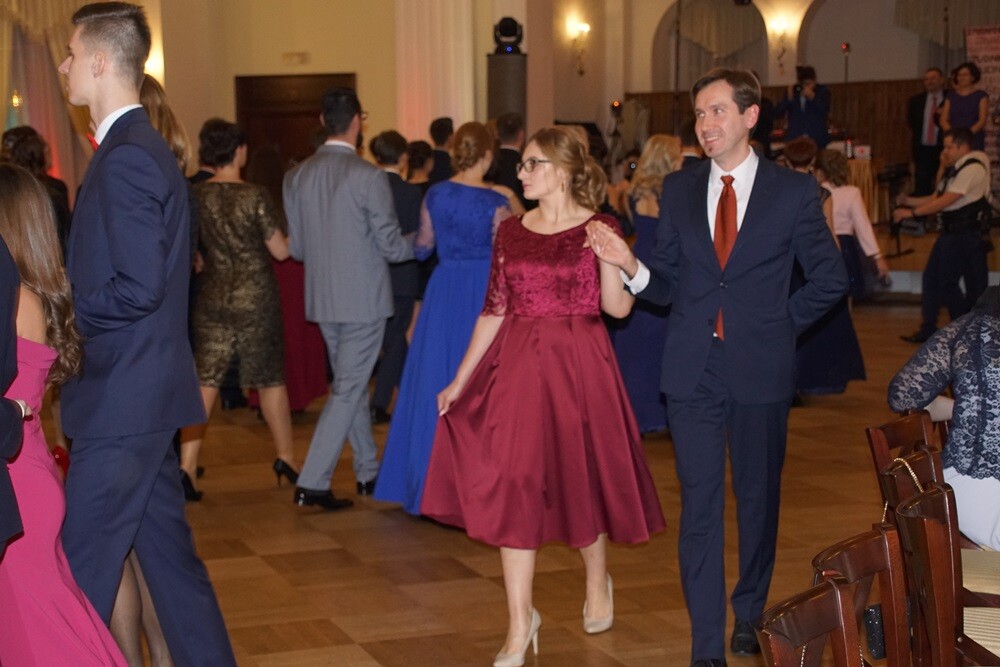 Wczoraj w restauracji "Adria" odbyła się studniówka II Liceum Ogólnokształcącego im. Gustawa Morcinka. Symboliczne sto dni przed maturą młodzi rudzianie, zgodnie z tradycją, zatańczyli poloneza, podziękowali swoim nauczycielom, a później przez wiele godzin szaleli na parkiecie.