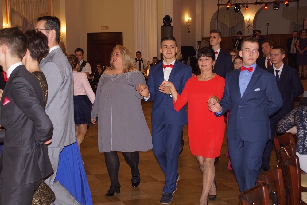 Wczoraj w restauracji "Adria" odbyła się studniówka II Liceum Ogólnokształcącego im. Gustawa Morcinka. Symboliczne sto dni przed maturą młodzi rudzianie, zgodnie z tradycją, zatańczyli poloneza, podziękowali swoim nauczycielom, a później przez wiele godzin szaleli na parkiecie.