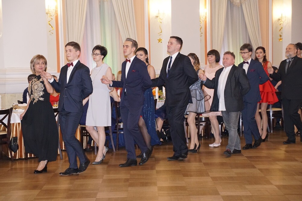 Wczoraj w restauracji "Adria" odbyła się studniówka II Liceum Ogólnokształcącego im. Gustawa Morcinka. Symboliczne sto dni przed maturą młodzi rudzianie, zgodnie z tradycją, zatańczyli poloneza, podziękowali swoim nauczycielom, a później przez wiele godzin szaleli na parkiecie.