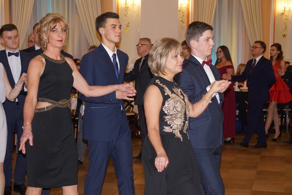 Wczoraj w restauracji "Adria" odbyła się studniówka II Liceum Ogólnokształcącego im. Gustawa Morcinka. Symboliczne sto dni przed maturą młodzi rudzianie, zgodnie z tradycją, zatańczyli poloneza, podziękowali swoim nauczycielom, a później przez wiele godzin szaleli na parkiecie.