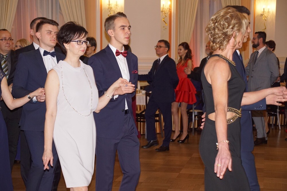 Wczoraj w restauracji "Adria" odbyła się studniówka II Liceum Ogólnokształcącego im. Gustawa Morcinka. Symboliczne sto dni przed maturą młodzi rudzianie, zgodnie z tradycją, zatańczyli poloneza, podziękowali swoim nauczycielom, a później przez wiele godzin szaleli na parkiecie.