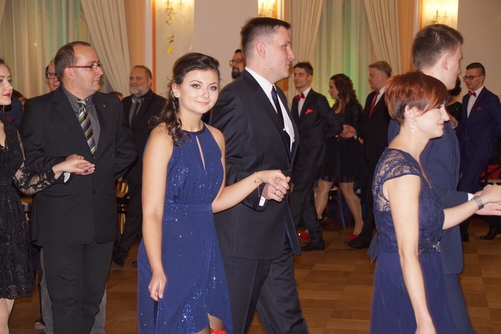 Wczoraj w restauracji "Adria" odbyła się studniówka II Liceum Ogólnokształcącego im. Gustawa Morcinka. Symboliczne sto dni przed maturą młodzi rudzianie, zgodnie z tradycją, zatańczyli poloneza, podziękowali swoim nauczycielom, a później przez wiele godzin szaleli na parkiecie.