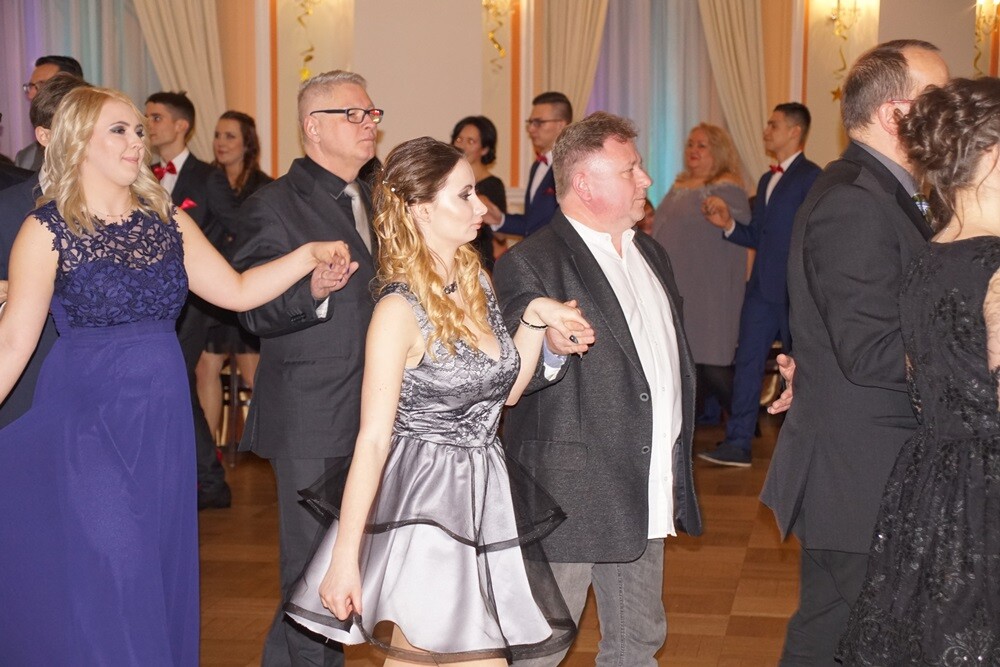 Wczoraj w restauracji "Adria" odbyła się studniówka II Liceum Ogólnokształcącego im. Gustawa Morcinka. Symboliczne sto dni przed maturą młodzi rudzianie, zgodnie z tradycją, zatańczyli poloneza, podziękowali swoim nauczycielom, a później przez wiele godzin szaleli na parkiecie.