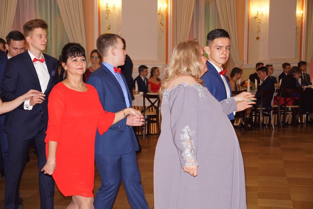 Wczoraj w restauracji "Adria" odbyła się studniówka II Liceum Ogólnokształcącego im. Gustawa Morcinka. Symboliczne sto dni przed maturą młodzi rudzianie, zgodnie z tradycją, zatańczyli poloneza, podziękowali swoim nauczycielom, a później przez wiele godzin szaleli na parkiecie.