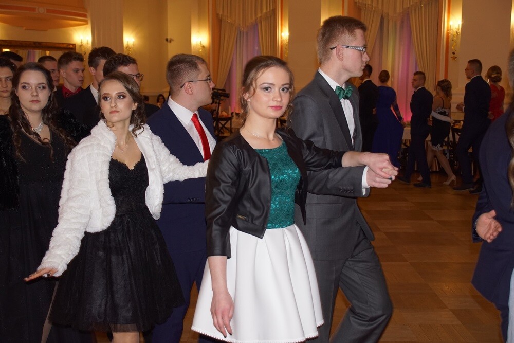 Wczoraj w restauracji "Adria" odbyła się studniówka II Liceum Ogólnokształcącego im. Gustawa Morcinka. Symboliczne sto dni przed maturą młodzi rudzianie, zgodnie z tradycją, zatańczyli poloneza, podziękowali swoim nauczycielom, a później przez wiele godzin szaleli na parkiecie.