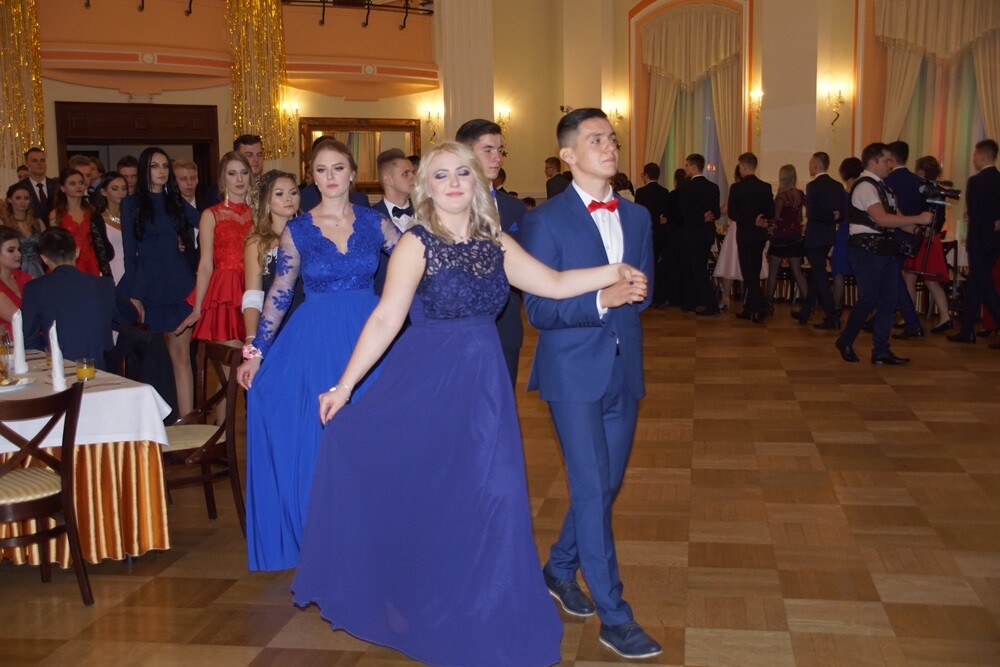 Wczoraj w restauracji "Adria" odbyła się studniówka II Liceum Ogólnokształcącego im. Gustawa Morcinka. Symboliczne sto dni przed maturą młodzi rudzianie, zgodnie z tradycją, zatańczyli poloneza, podziękowali swoim nauczycielom, a później przez wiele godzin szaleli na parkiecie.