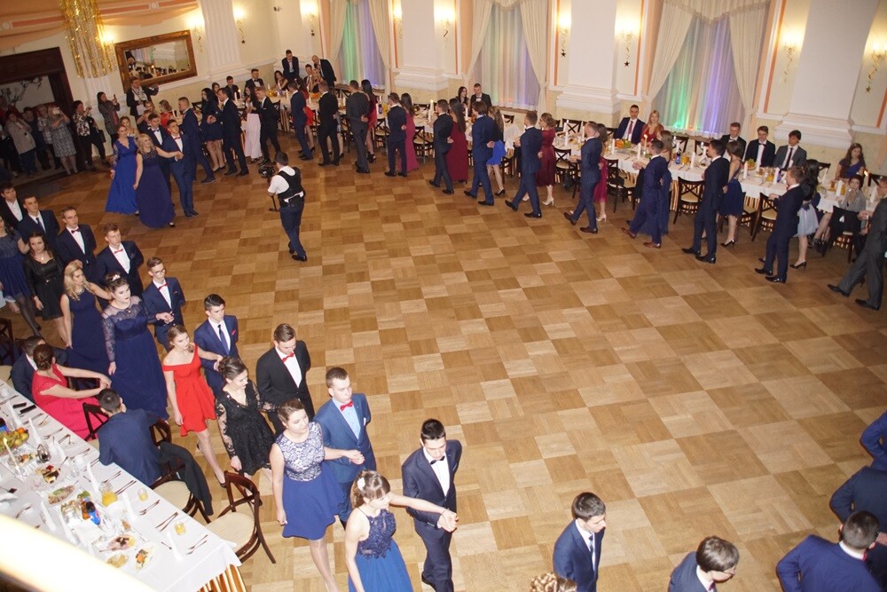 Wczoraj w restauracji "Adria" odbyła się studniówka II Liceum Ogólnokształcącego im. Gustawa Morcinka. Symboliczne sto dni przed maturą młodzi rudzianie, zgodnie z tradycją, zatańczyli poloneza, podziękowali swoim nauczycielom, a później przez wiele godzin szaleli na parkiecie.