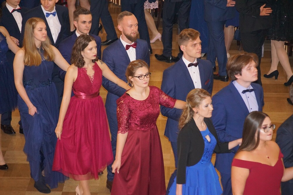 Wczoraj w restauracji "Adria" odbyła się studniówka II Liceum Ogólnokształcącego im. Gustawa Morcinka. Symboliczne sto dni przed maturą młodzi rudzianie, zgodnie z tradycją, zatańczyli poloneza, podziękowali swoim nauczycielom, a później przez wiele godzin szaleli na parkiecie.