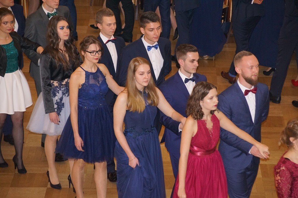 Wczoraj w restauracji "Adria" odbyła się studniówka II Liceum Ogólnokształcącego im. Gustawa Morcinka. Symboliczne sto dni przed maturą młodzi rudzianie, zgodnie z tradycją, zatańczyli poloneza, podziękowali swoim nauczycielom, a później przez wiele godzin szaleli na parkiecie.